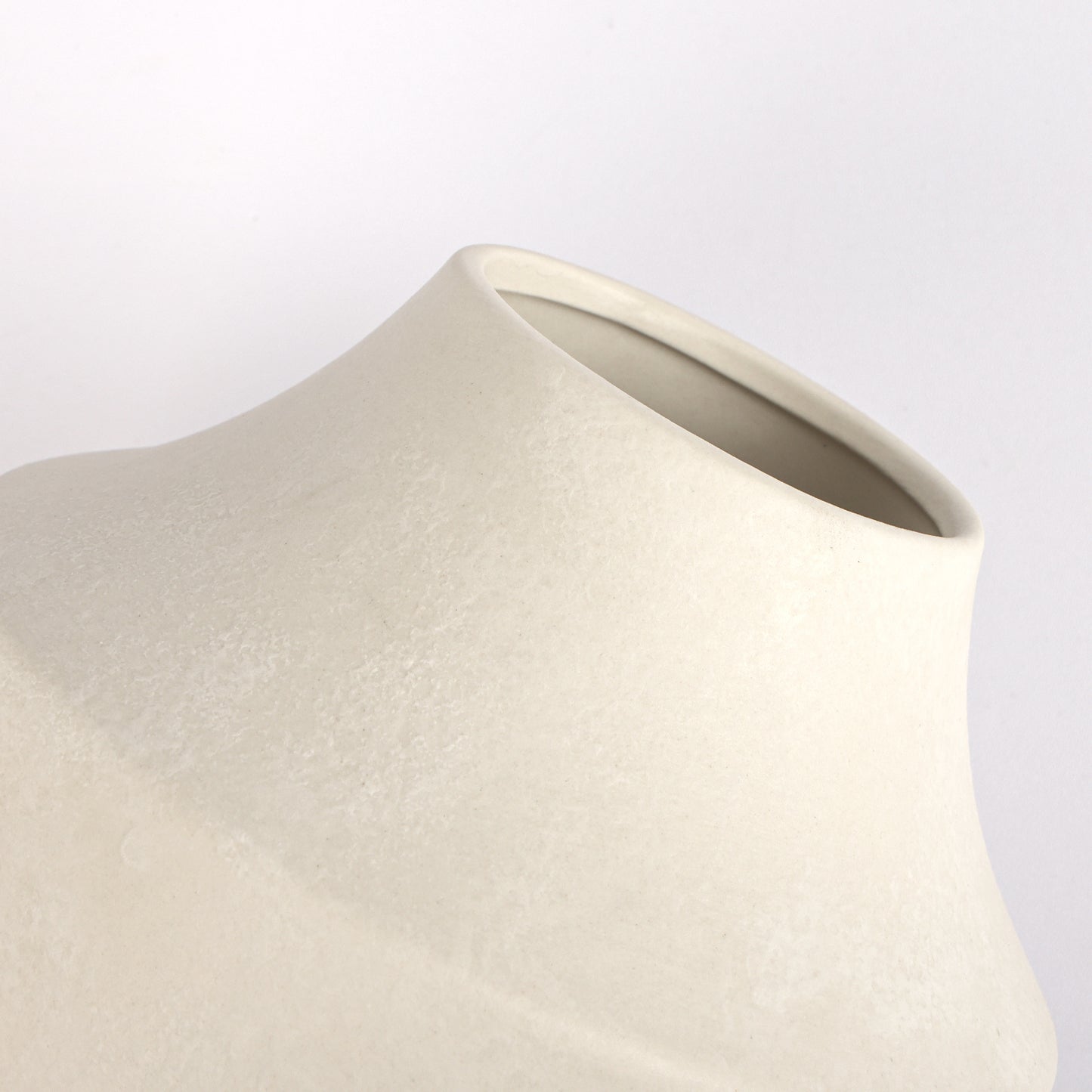 WHONLINE Ceramic Flower Vase 5.3 inch Farmhouse Rustic Vase Decorative Pottery Terracotta Vases for Home Decor Table Mantle Fireplace Living Room Bathroom Wedding Centerpiece