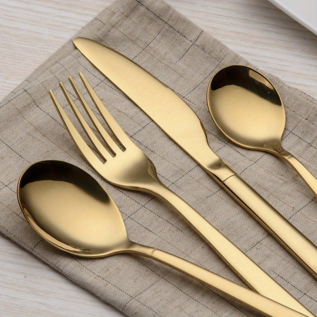 Golden 20pcs Titanium Gold Plated Stainless Steel Flatware Set, 20pcs Golden Silverware Set, Golden Cutlery Set, Elegant Stainless Steel Knife and Fork Spoon, Dishwasher Safe, Service for 4 (shiny Gold)