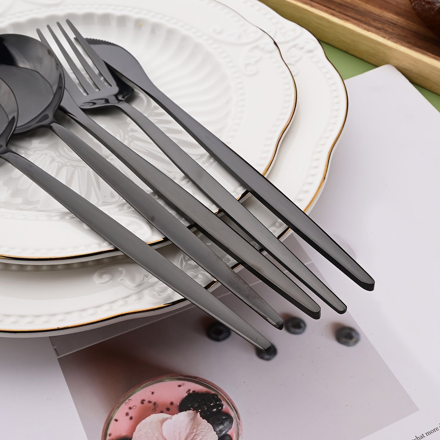 Mirror Polished Western Tableware Set 16pcs, Stainless Steel Tableware Set for 4 People, Including 4 Dinner Knives, 4 Dinner Forks, 4 Dinner Spoons, 4 Teaspoons, Suitable for Home Kitchen and Restaurant, Dishwasher Safe