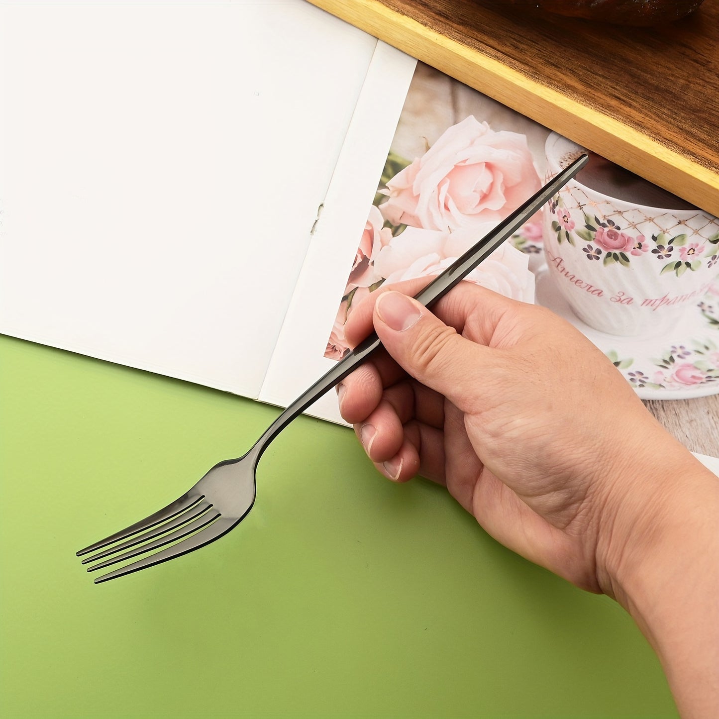 Mirror Polished Western Tableware Set 16pcs, Stainless Steel Tableware Set for 4 People, Including 4 Dinner Knives, 4 Dinner Forks, 4 Dinner Spoons, 4 Teaspoons, Suitable for Home Kitchen and Restaurant, Dishwasher Safe