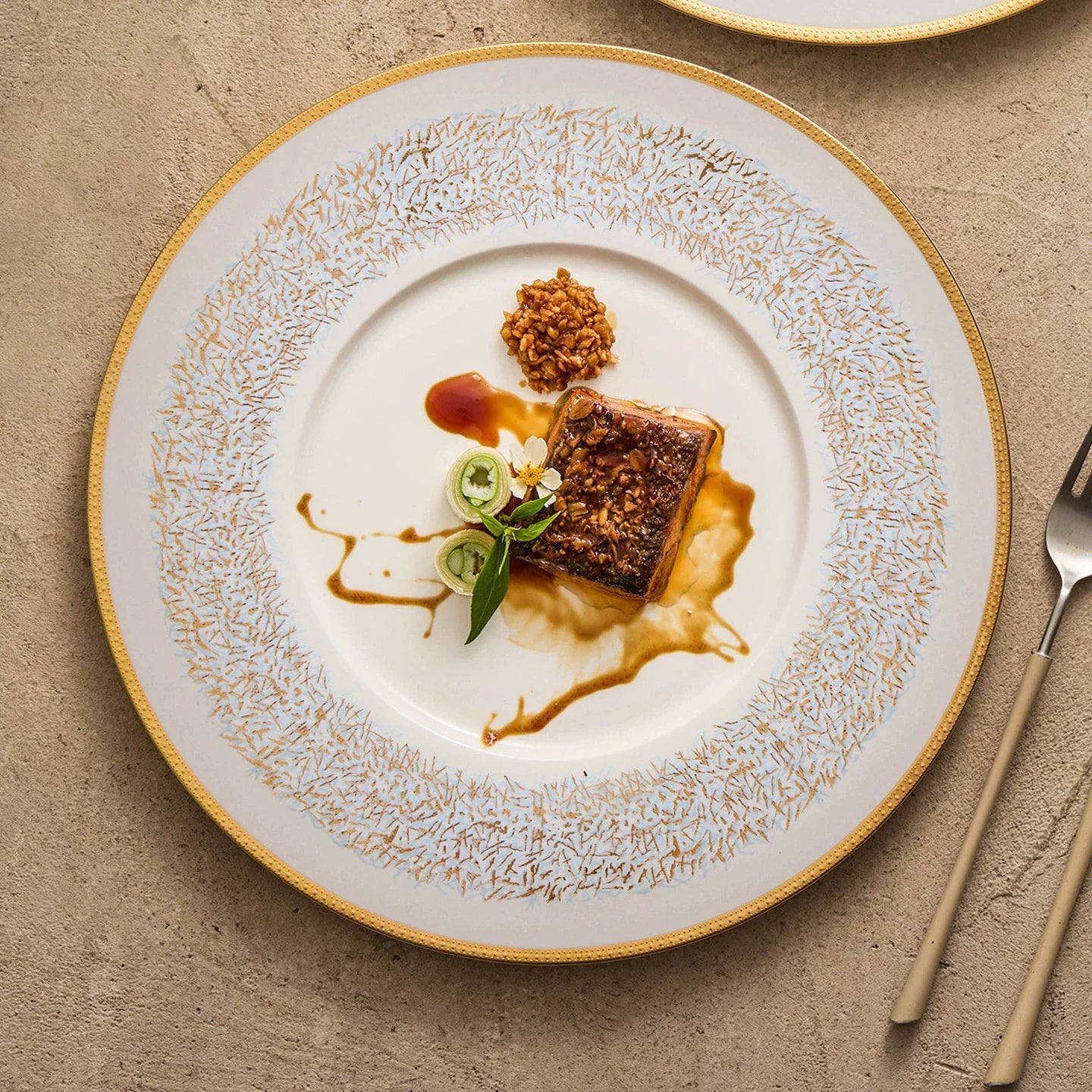 Sky Blue Luxury Gold-Edged Porcelain Plate Fine Dining Hand-Painted Dinnerware